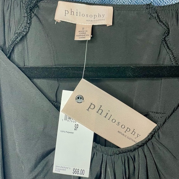 Philosophy V-neck blouse with double layered wavy cap sleeves in black. - Picture 4 of 4